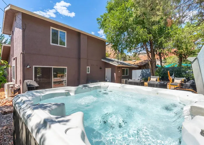 Amethyst Retreat. Back Yard With Hot Tub & Views! Ferienhaus