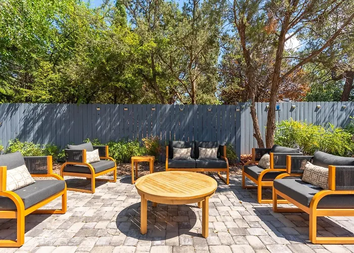 Amethyst Retreat. Back Yard With Hot Tub & Views! *