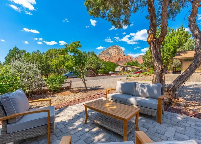 Amethyst Retreat. Back Yard With Hot Tub & Views!